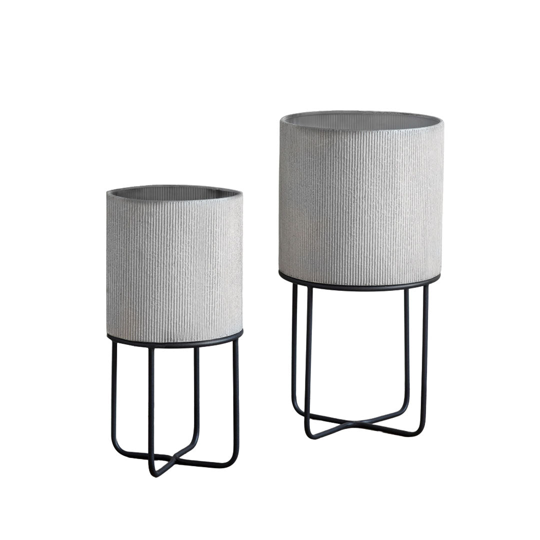 Set of 2 Eda Metal Planters Set of 2 Eda Metal Planters
