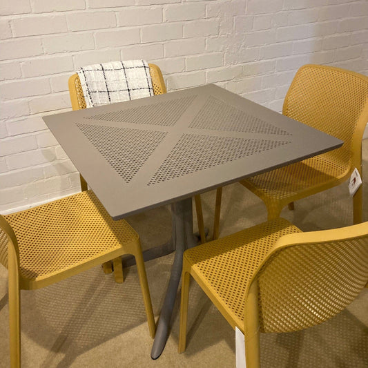 Nardi CLIP Table and 4 BIT Chairs
