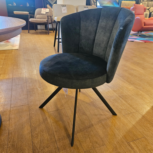 Venjakob CHI Extending Table & ELINA Chairs