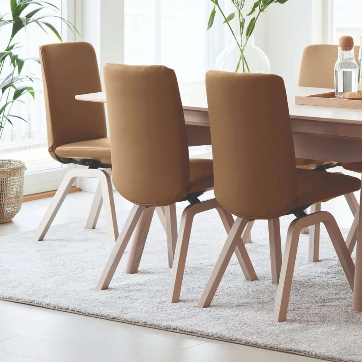 QUICK SHIP | Stressless BORDEAUX Round Table with legs and 4x LAUREL Chairs Bundle